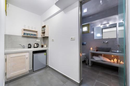 Shining Star Suites in the central town of santorini