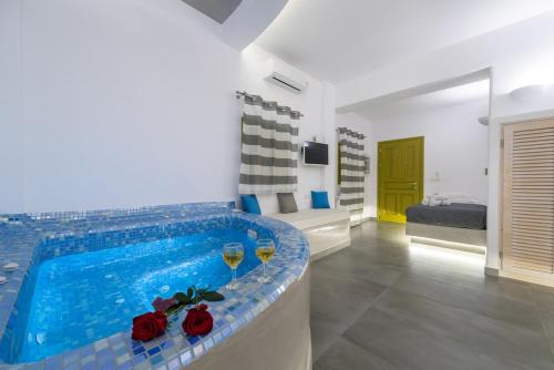 Shining Star Suites in the central town of santorini