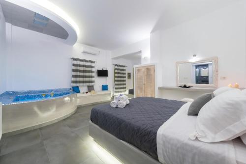 Shining Star Suites in the central town of santorini