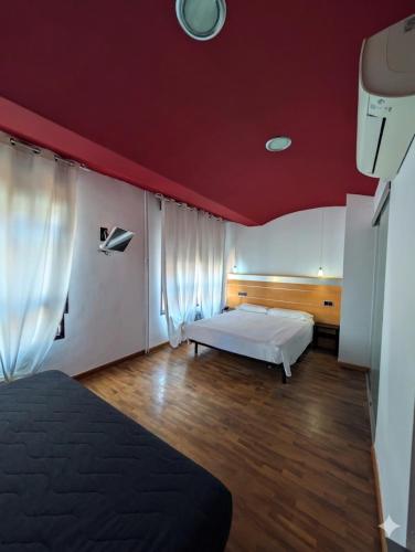 a bedroom with a bed and a red ceiling at Hotel Trefacio in Zamora