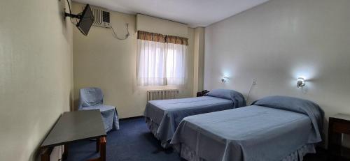 ein Krankenzimmer mit zwei Betten und einem Fenster in der Unterkunft Hotel Puerta del Sol in Mendoza