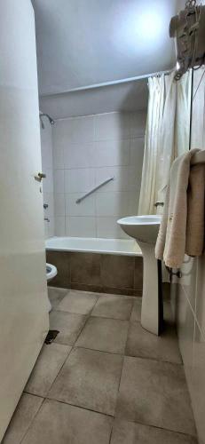 ein Badezimmer mit Waschbecken und Badewanne in der Unterkunft Hotel Puerta del Sol in Mendoza