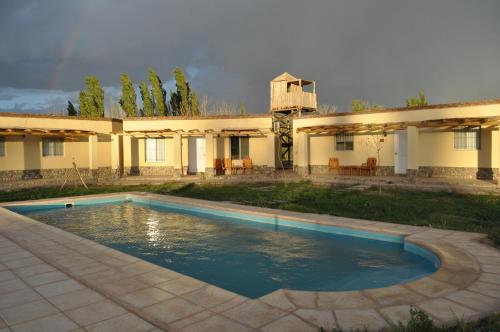 una casa con piscina frente a ella en El Mirador A Los Andes en Barreal