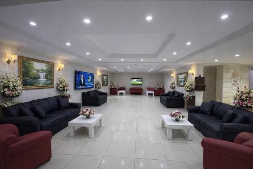 a large living room with couches and tables at Sultan Otel Mardin in Sultan Koyu