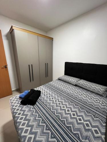 a bedroom with a large bed and a closet at 05-Conforto e Modernidade com piscina e garagem in São Leopoldo