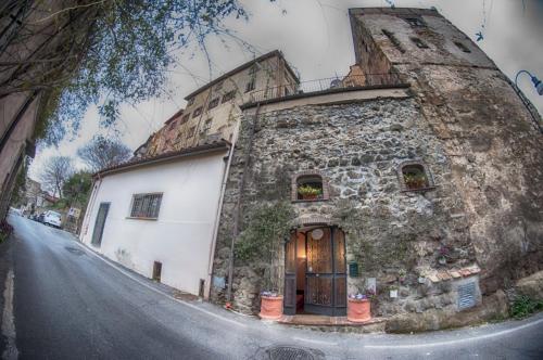 an old stone building on the side of a street at Il Rosciolo Sulla Francigena in Formello