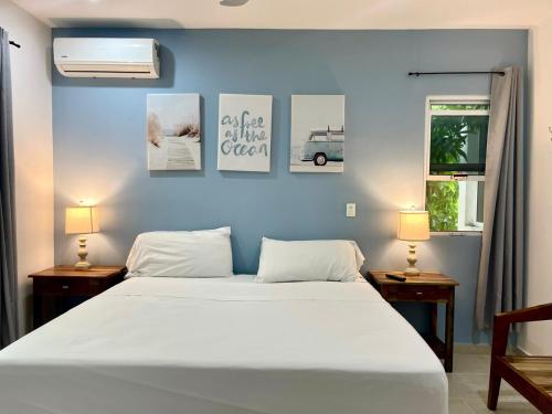 a bedroom with a large white bed and two lamps at Private apartment near the esplanade - KB2 in Campeche
