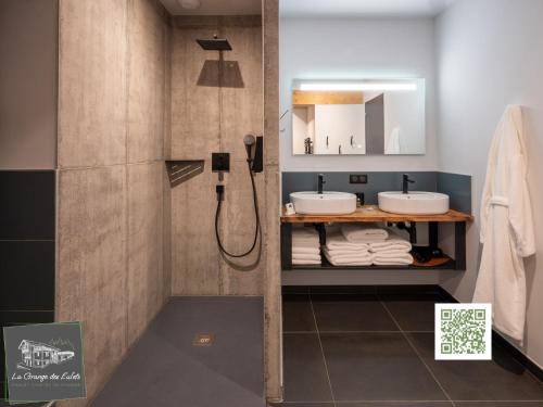 a bathroom with two sinks and a shower at La Grange des Eulets in Bourg-Saint-Maurice