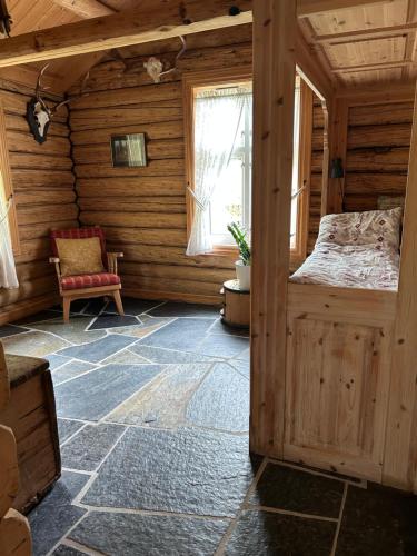 a bedroom with a bed in a log cabin at Liten hytte i Tinn in Notodden