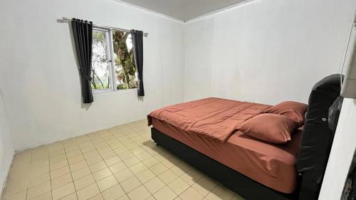 a bedroom with a bed and a window at Villa Kay View in Sampal 2