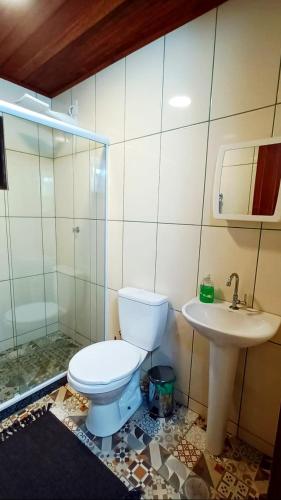 a bathroom with a toilet and a sink at Casa Águas do Céu de Lumiar in Nova Friburgo
