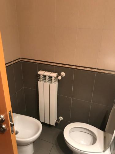 a bathroom with a toilet and a sink at Bajo con jardín in Miengo