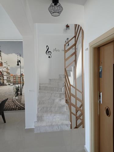 eine Treppe in einem Haus mit einem Schild an der Wand in der Unterkunft Mousonette in Selínia