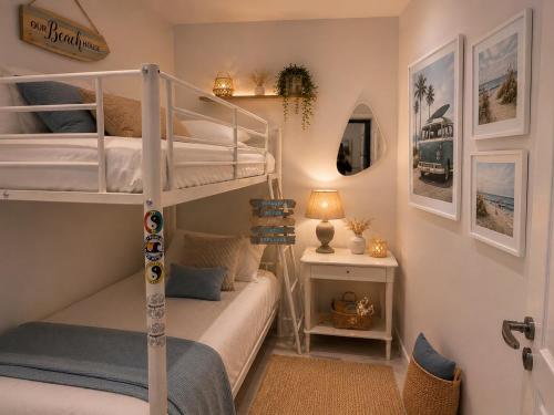 a bedroom with two bunk beds in a room at Maison proche plage et Golf in Moliets-et-Maa