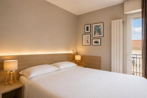a bedroom with a white bed and a window at Foresteria Via Italia - Rooms & Suite in Rho