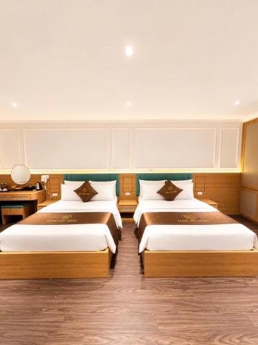 two beds in a room with two beds sidx sidx sidx at Giang Son Hanoi Hotel in Hanoi