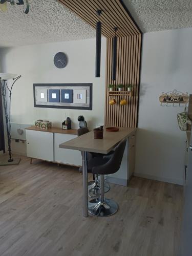 a kitchen with a table and a chair in a room at margue residence meledrio in Folgarida