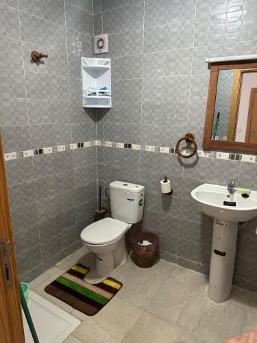a bathroom with a toilet and a sink at Appartement avec piscine, résidence assadaka in Saïdia