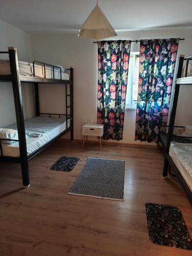 ein Zimmer mit zwei Etagenbetten und zwei Fenstern in der Unterkunft Ki-Mi-Self Check-In in Krapina