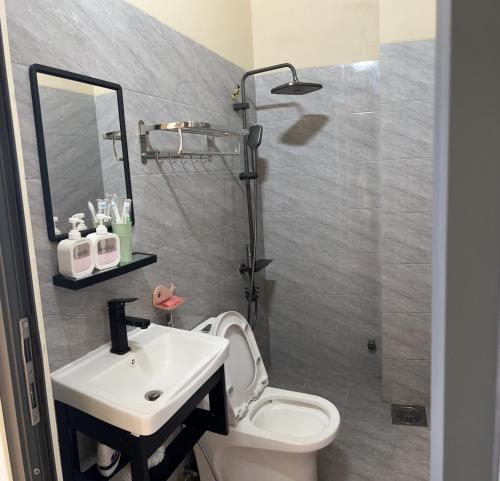a bathroom with a sink and a toilet and a shower at TRI'S Homestay in Quy Nhon