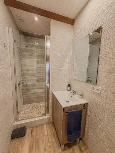 a bathroom with a shower and a sink and a mirror at Apartamento Las Medulas in Covas