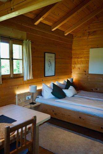 Un pat sau paturi într-o cameră la Ferienhaus Holzchalet