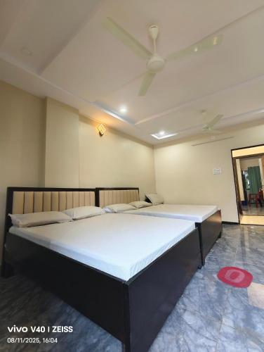 a large bed in a room with a ceiling at SRIPADAVALLABHANIVAS2 pithapuram in Pithāpuram