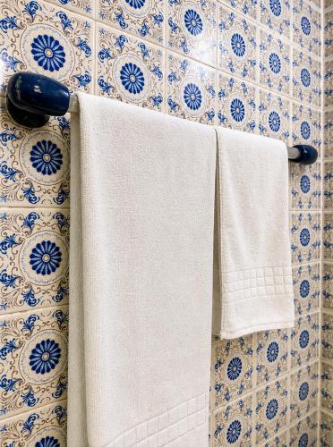 a towel rack with two towels hanging on a wall at Hotel Internacional São Paulo in São Paulo