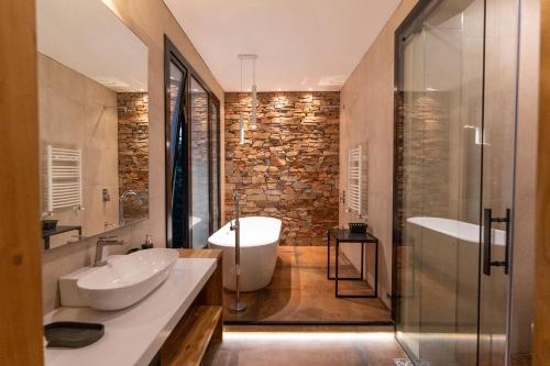 a bathroom with two sinks and a tub and a shower at Casa Reserva jacuzzi Climatizado, Diseño y Naturaleza en Chacras de Coria in Ciudad Lujan de Cuyo