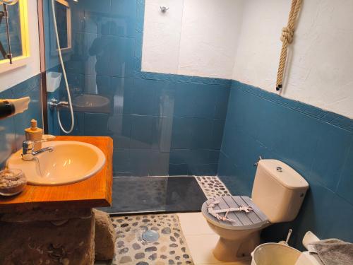 a blue bathroom with a toilet and a sink at Casita Sofia in Caleta de Sebo