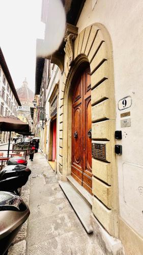 Luxury Apartment Near the Duomo accommodate up to 4 people