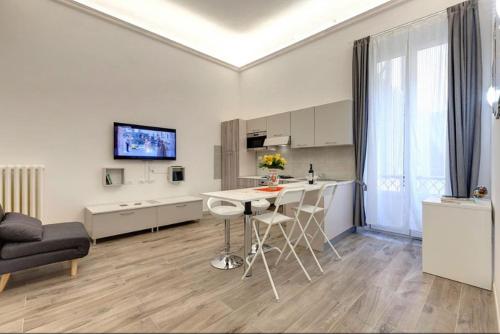 Luxury Apartment Near the Duomo accommodate up to 4 people
