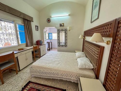 a bedroom with a large bed and a kitchen at Villa cleopatra in Mezraya