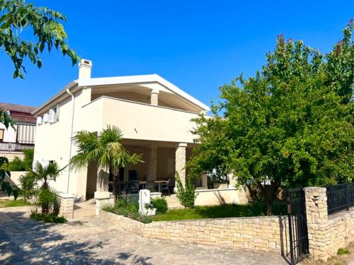 Five bedroom house near sandy beach Villa Major