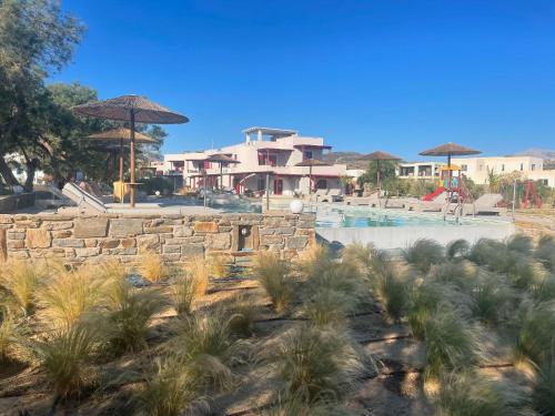 ein Resort mit Swimmingpool und Sonnenschirmen in der Unterkunft Acti Plaka Hotel in Plaka