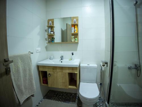 Kupatilo u objektu Appartement Haut Standing - 5 personnes - Résidence Gardénia avec Piscine - Parking