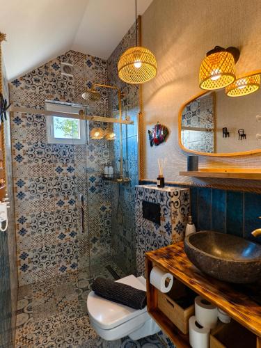 a bathroom with a sink and a shower at Bosko beztrosko in Dębki