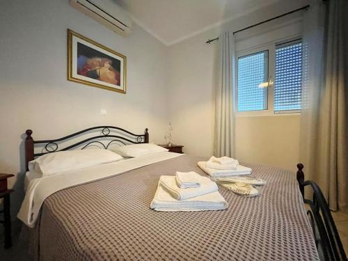 a bedroom with a bed with towels on it at Timeless Memories Studio in Zipárion