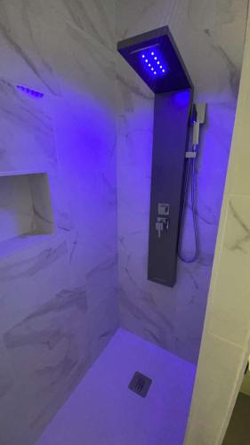 a bathroom with purple lights in a room at Casa de angil in Tivenys