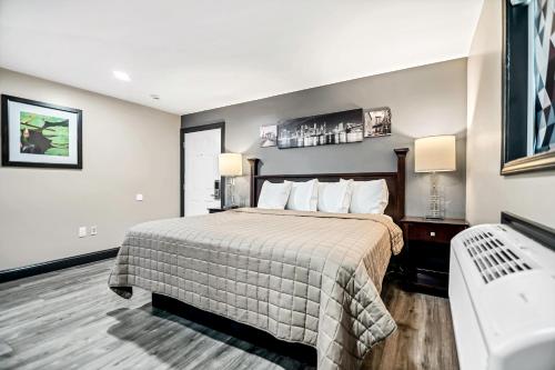 a hotel room with a bed and two lamps at Best Way Inn in Middlefield