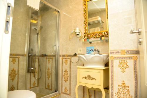 ein Badezimmer mit Dusche, Toilette und Waschbecken in der Unterkunft Edibe Sultan Hotel in Istanbul