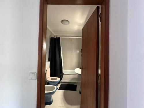 a bathroom with two toilets and two sinks at Cantinho da Mariana in Moledo