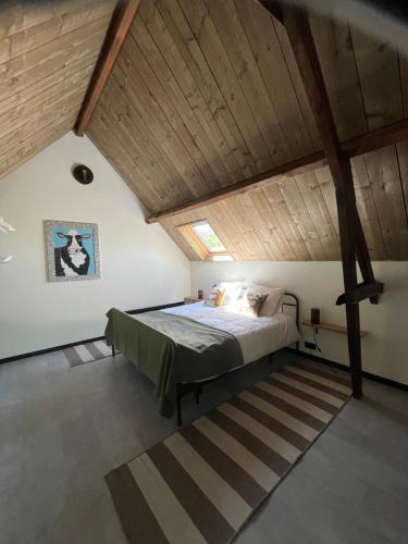 a bedroom with a bed in a attic at Atelier Onder de Notenboom in Appeltern