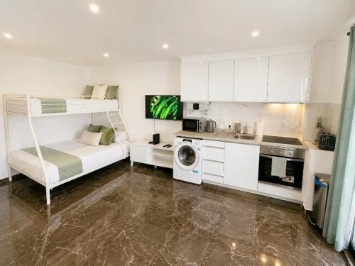 VILANOVA, T0 - Modern Flat at Oura Beach on The Strip with Balcony with view to the Pool, Pool access, Lift and Air Conditioning