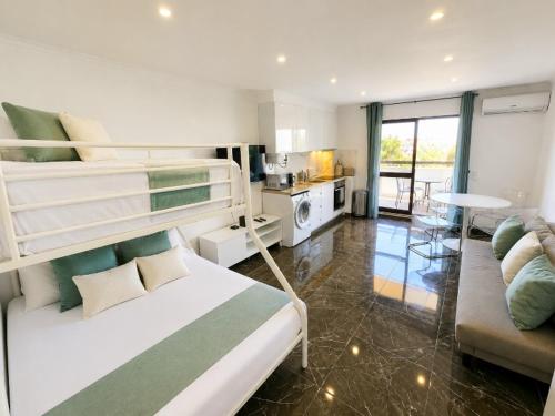 VILANOVA, T0 - Modern Flat at Oura Beach on The Strip with Balcony with view to the Pool, Pool access, Lift and Air Conditioning