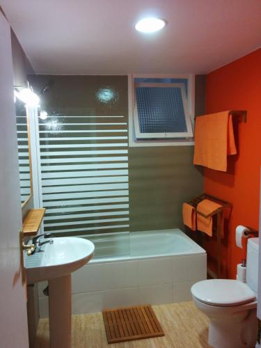 a bathroom with a tub and a toilet and a sink at Casa Bounty in Los Nietos