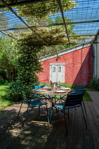 a table and chairs sitting on a wooden deck at Les Airis, maison de vacances écologique in Avignon