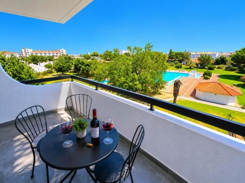 VILANOVA, T0 - Modern Flat at Oura Beach on The Strip with Balcony with view to the Pool, Pool access, Lift and Air Conditioning