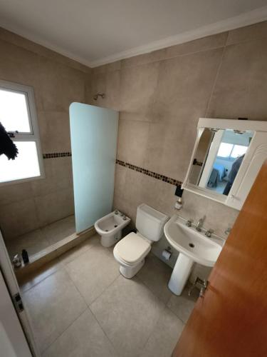 ein Badezimmer mit Toilette und Waschbecken in der Unterkunft Aloha 3 in Chacabuco