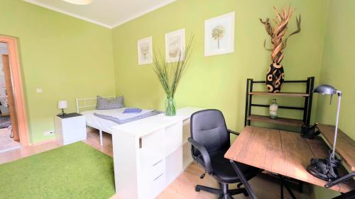 a room with a desk and a bed and a chair at Geräumiges & helles Apartment nahe Leipzig in Böhlen